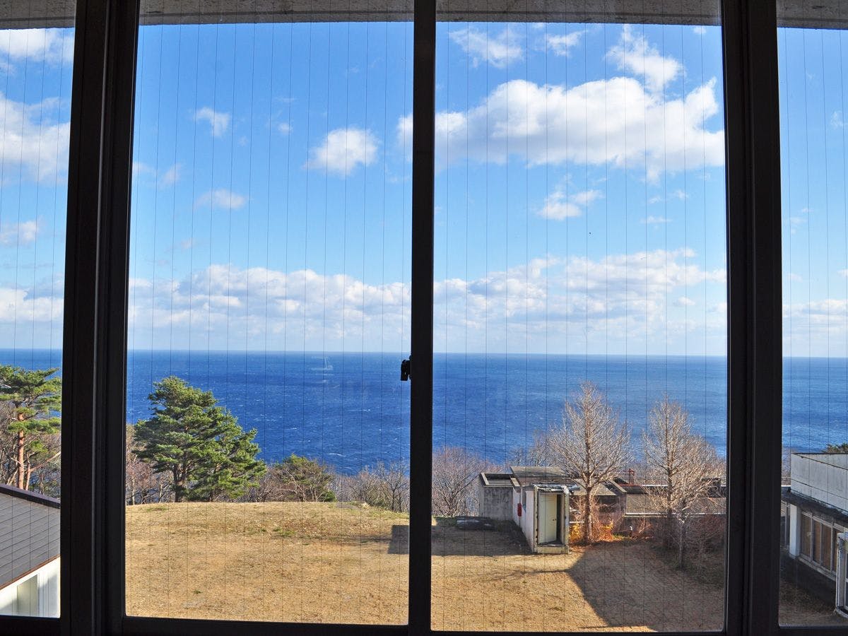 [วิวจากภายในอาคาร]