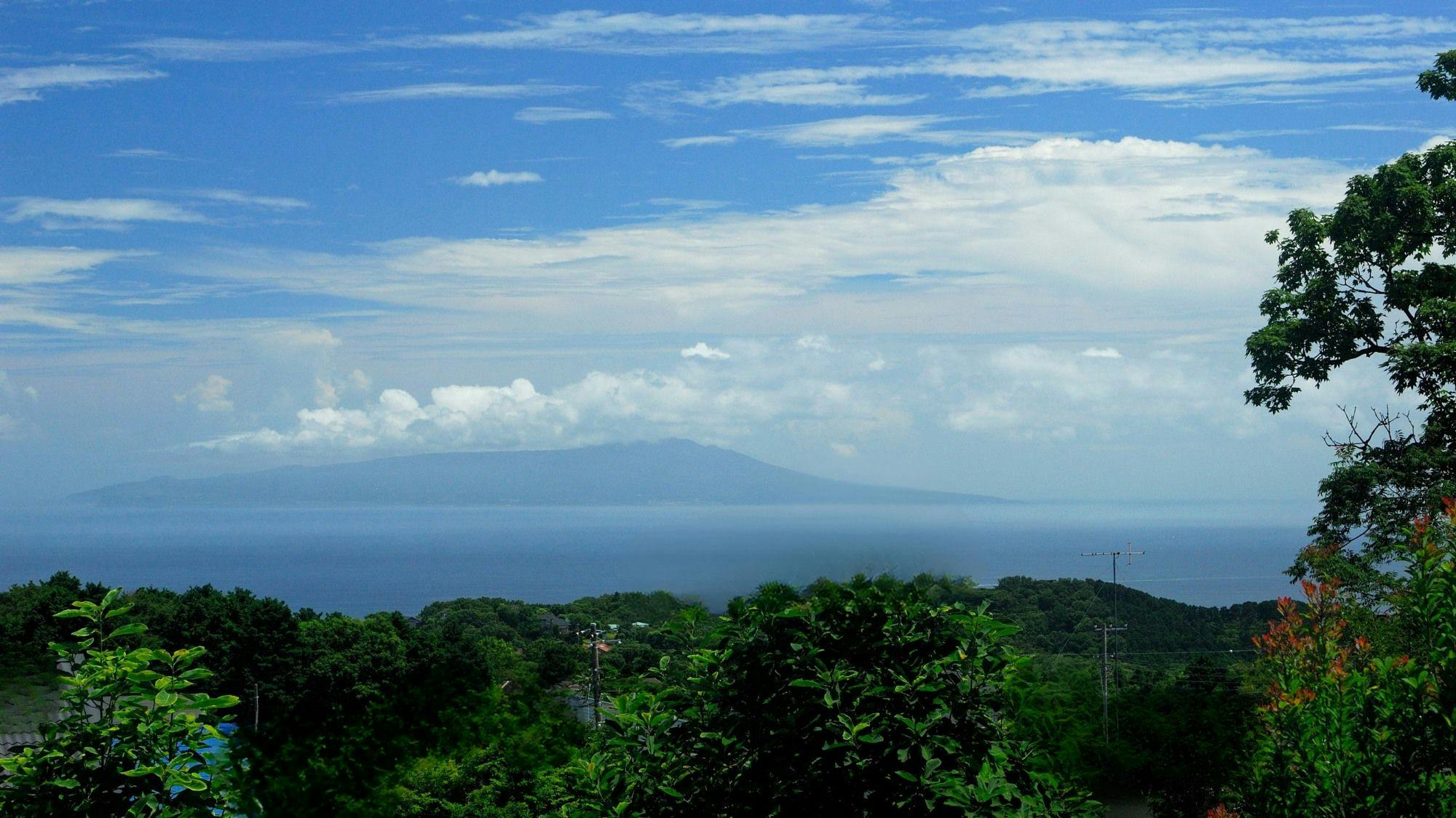 Semua kamar menawarkan pemandangan laut dengan Pulau Izu Oshima yang terlihat mengapung di kejauhan.