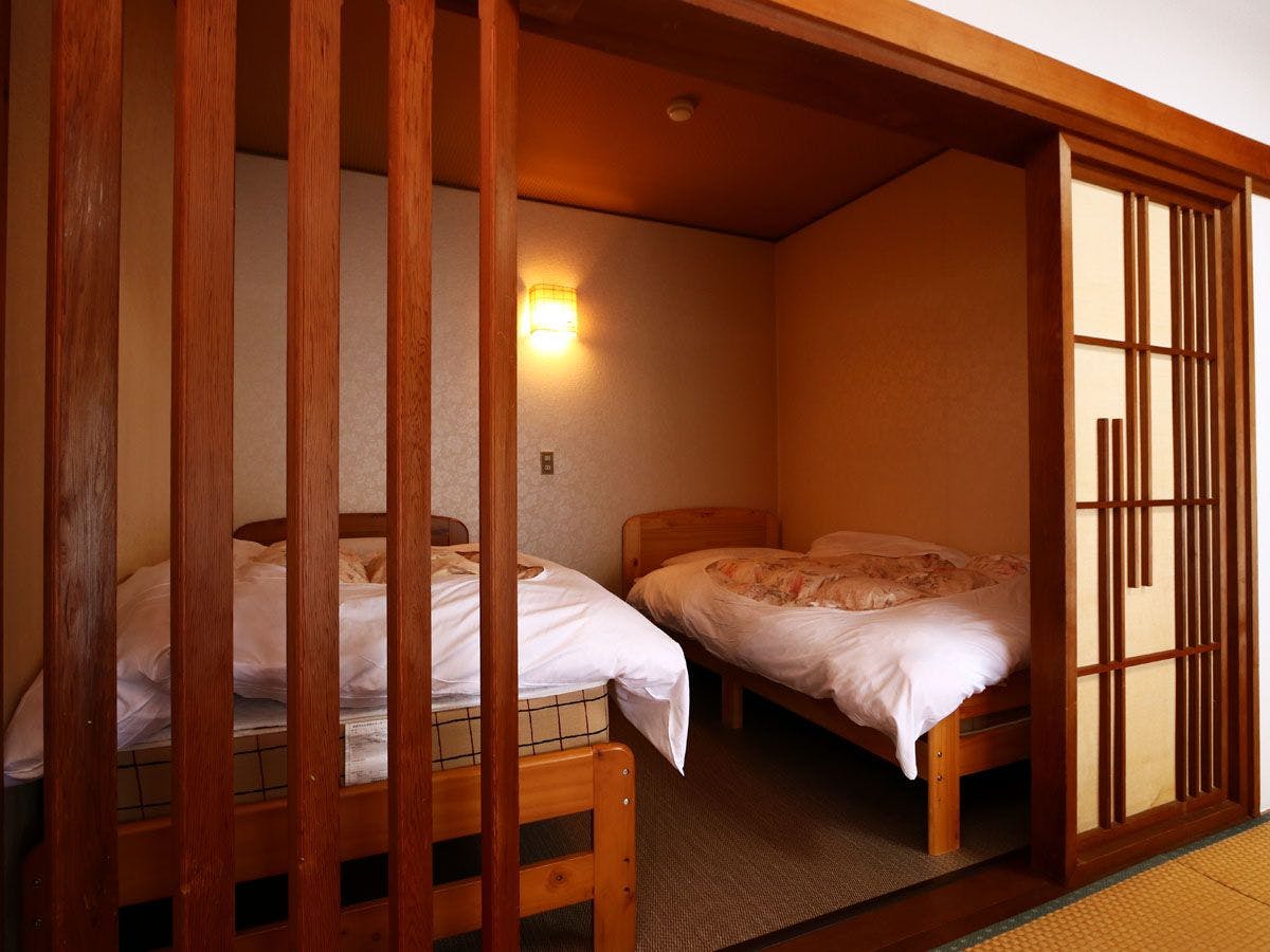 Japanese-Western Style Room: Stylish with Modern Lighting*