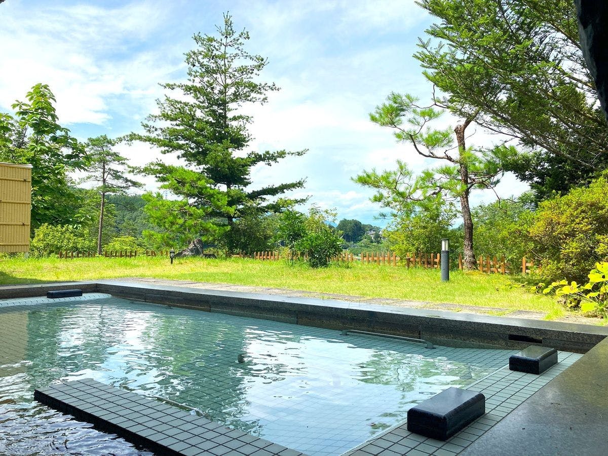 Pemandian Air Panas Terbuka_Tempat Tidur Berendam