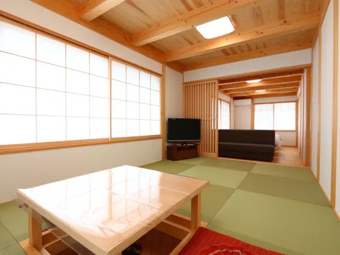 Kamar Tamu ☆ Kamar gaya Jepang dan Barat, ruang yang hangat dengan nuansa kayu.