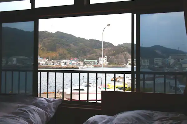 【松の間】漁港の風景を眺めながら、ゆったりとお過ごしください。
