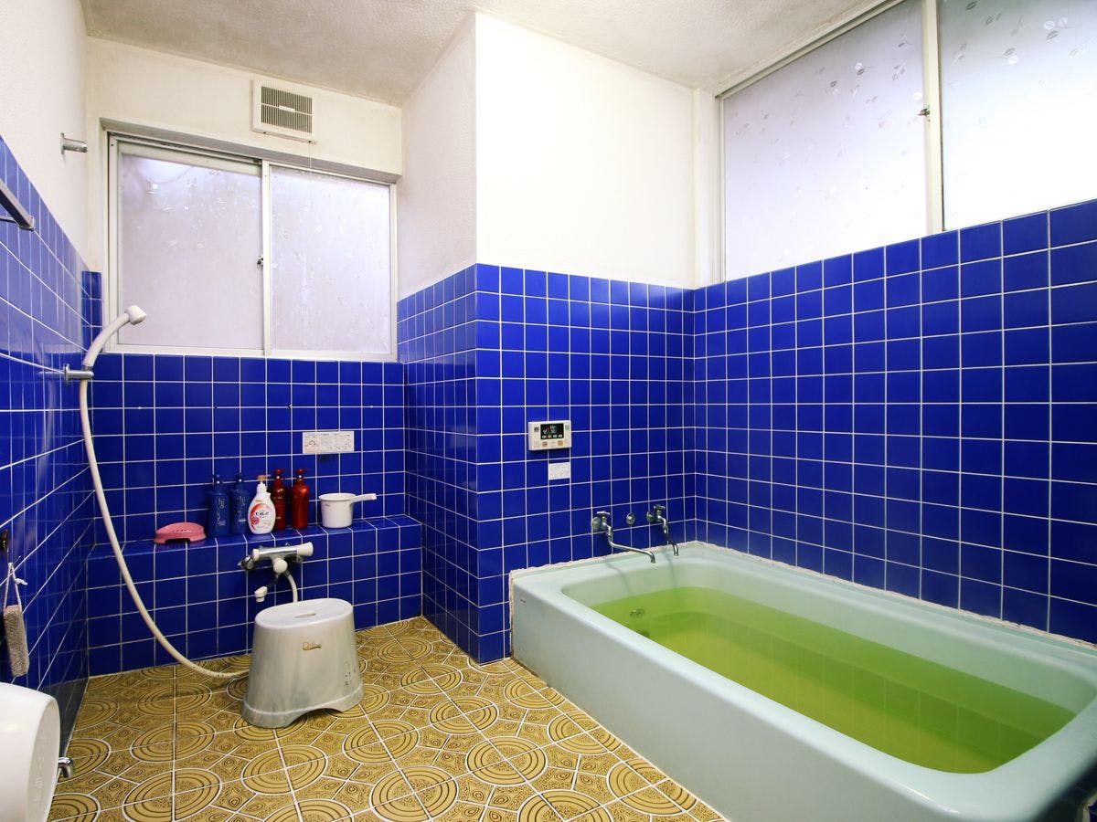 # มีห้องอาบน้ำส่วนตัวสองห้อง.