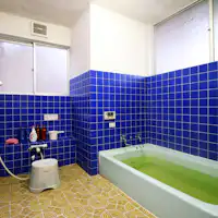 # มีห้องอาบน้ำส่วนตัวสองห้อง.