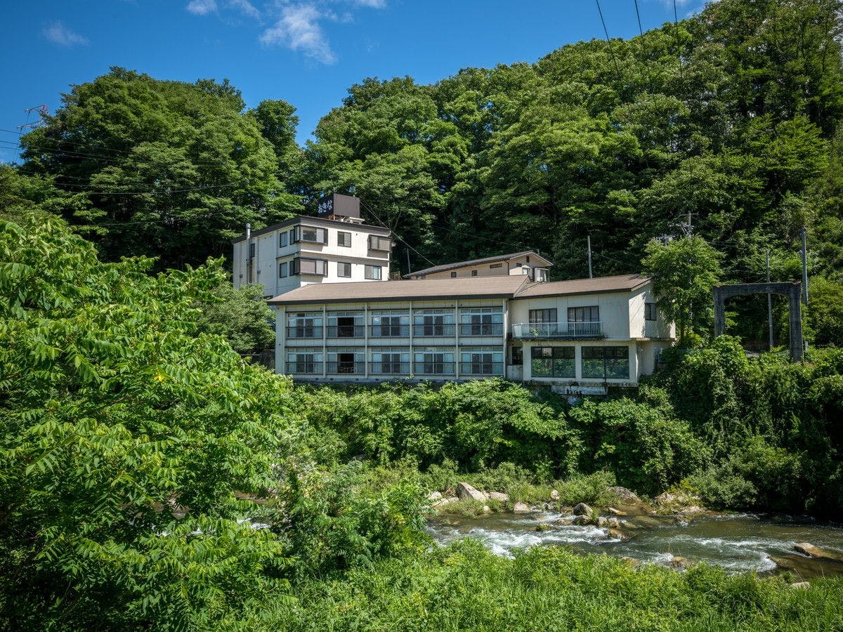 เรียวกังที่ตั้งอยู่ริมแม่น้ำซูริกามิและล้อมรอบด้วยธรรมชาติ