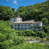 เรียวกังที่ตั้งอยู่ริมแม่น้ำซูริกามิและล้อมรอบด้วยธรรมชาติ