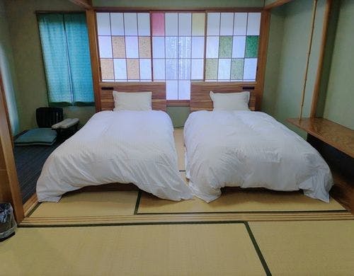 大正ロマン和室8+4.5畳　ツインベッド付