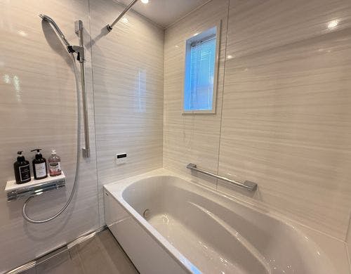 大きなバスタブのある快適なバスルーム