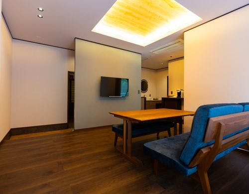 サウナ付特別室「さくら」ソファ