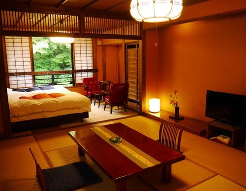 ベッド有、川沿和洋室６＋１０帖