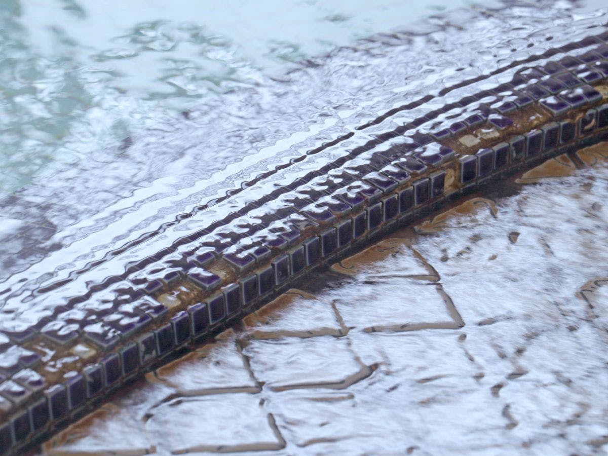 น้ำพุร้อนคริสตัลธรรมชาติ