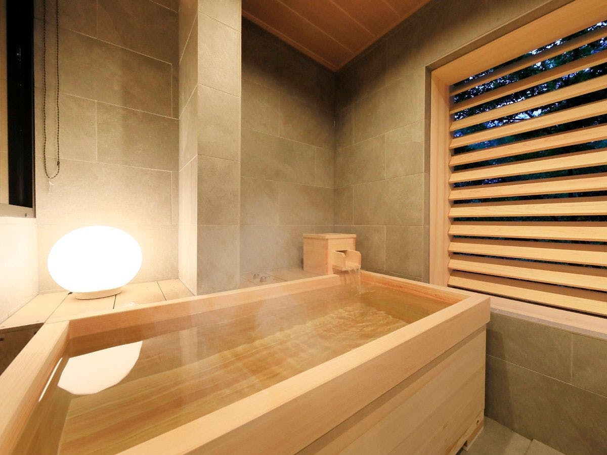 Western-style twin room with semi-open-air bath