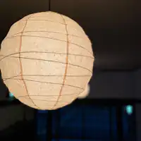 Dewan dilengkapi dengan pencahayaan gaya Jepun moden.