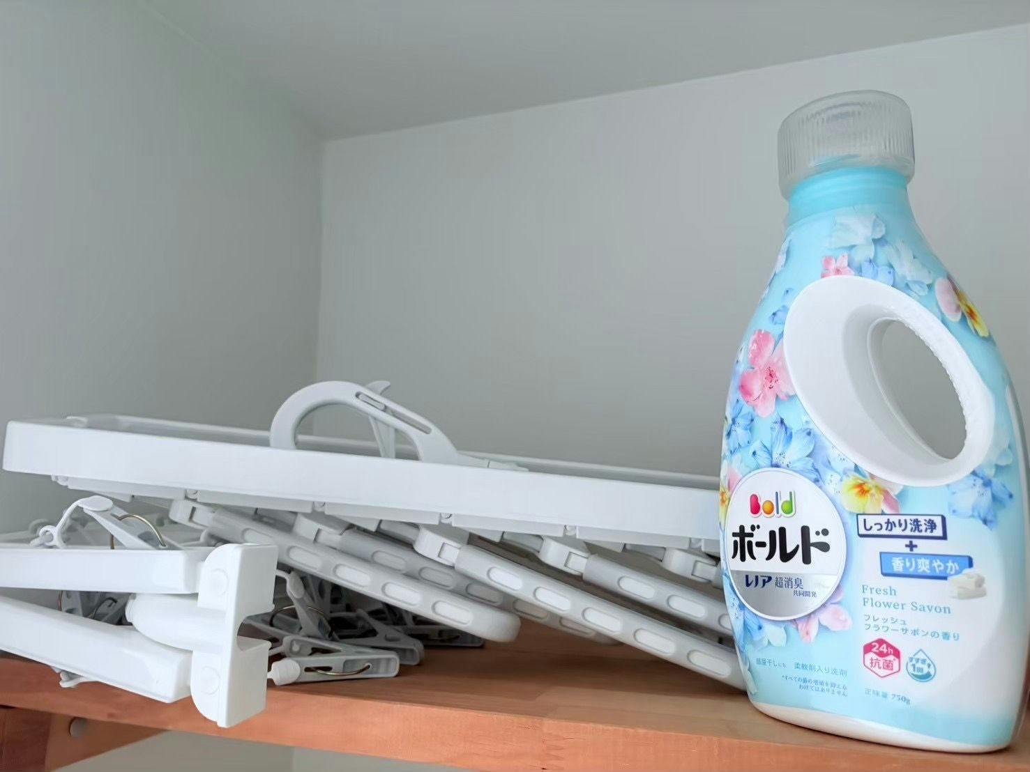 ราวแขวนผ้าและน้ำยาซักผ้า