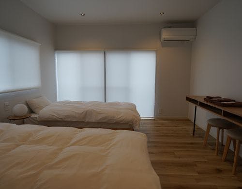 ベッドが2脚あります。