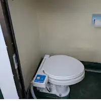 * ห้องน้ำทางทะเลอยู่ที่ส่วนท้ายของเรือ