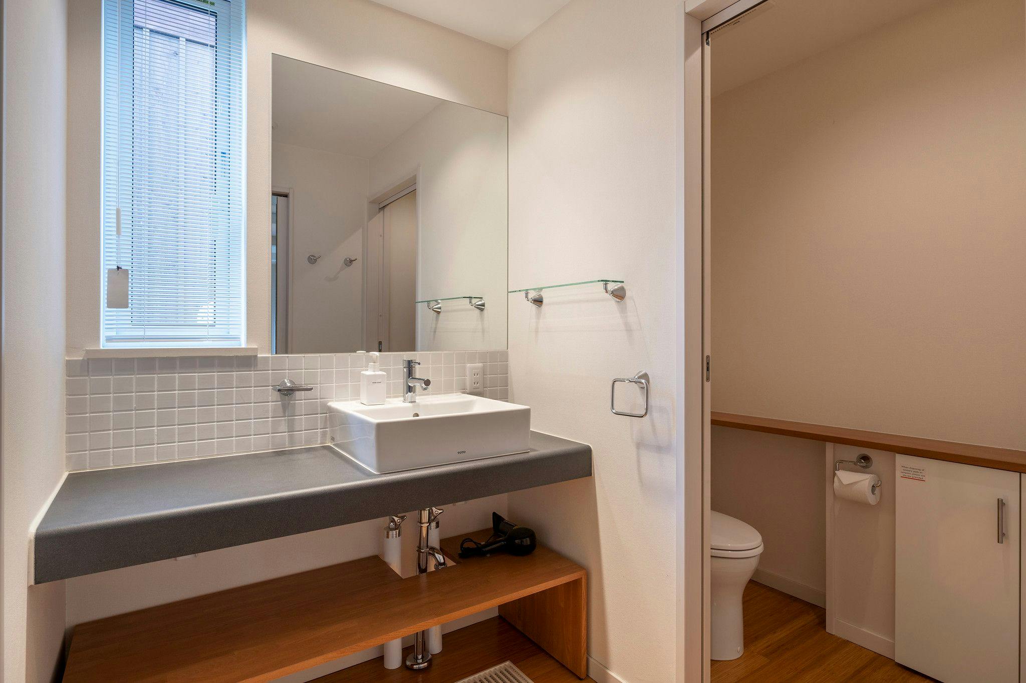 화장실 (시설 내 1층과 2층에 각각 1개씩)