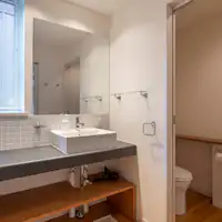 화장실 (시설 내 1층과 2층에 각각 1개씩)