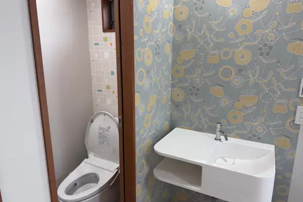 ห้องพักแยกสำหรับสัตว์เลี้ยง พร้อมอ่างล้างหน้าและห้องน้ำ