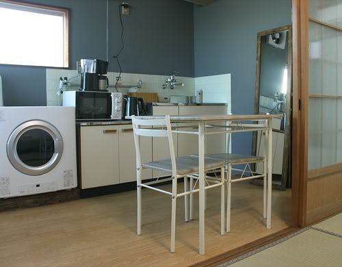 テーブルと椅子2脚