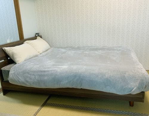 寝室のダブルベッド