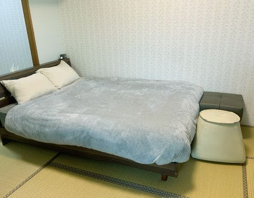 寝室のダブルベッド