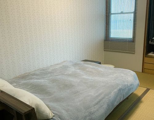 寝室のダブルベッド