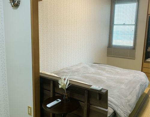 寝室のダブルベッド