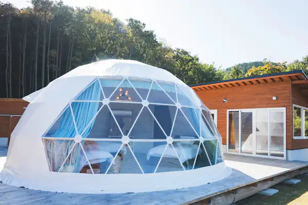 Dek kayu yang diperbuat daripada balak kayu semula jadi Hinoki