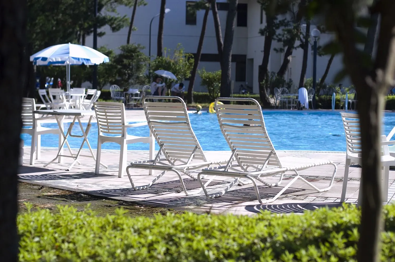 Kolam renang taman luar hanya boleh digunakan pada musim panas.