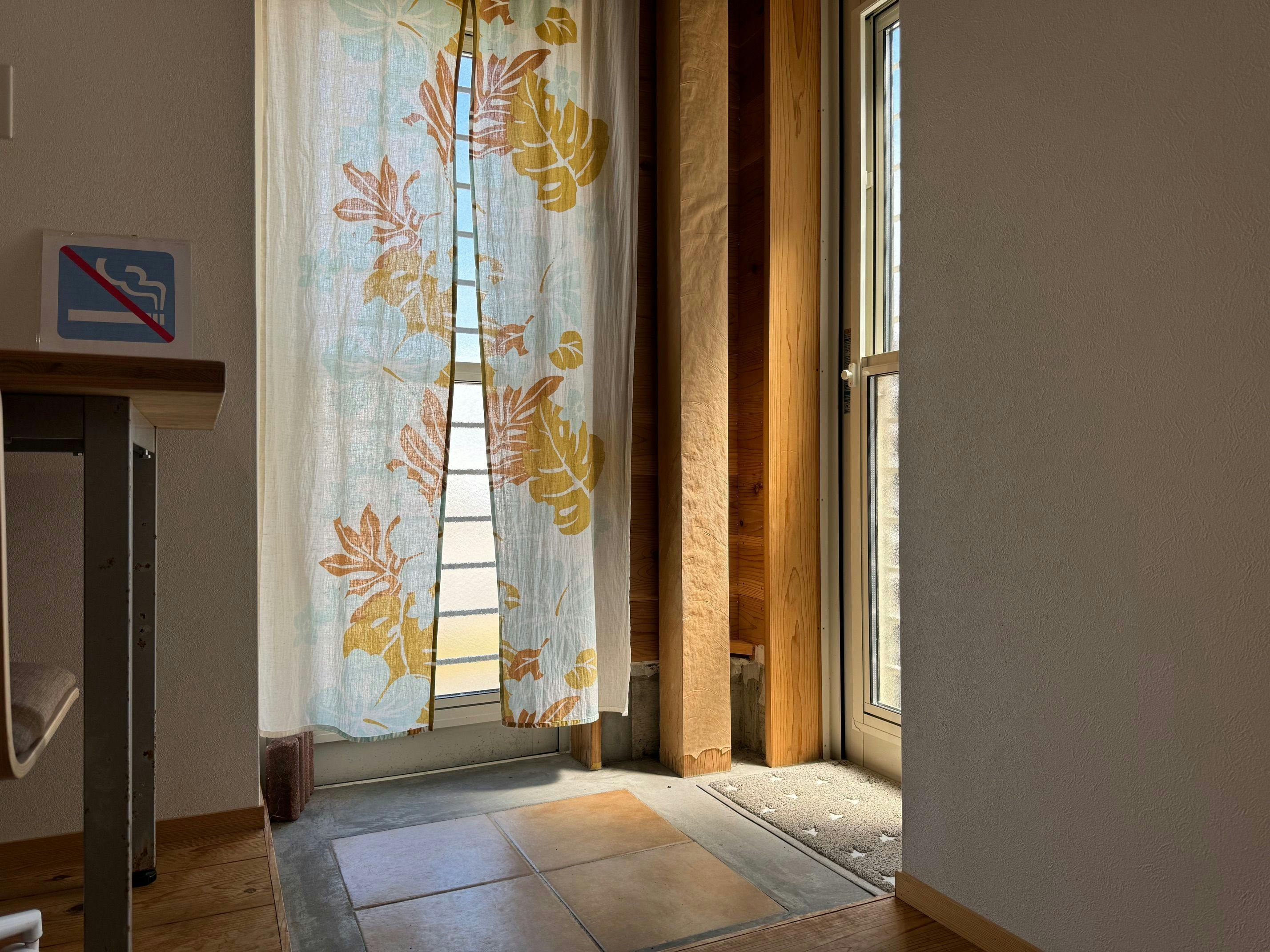 Pintu masuk bangunan terpisah