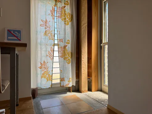 Pintu masuk bangunan terpisah