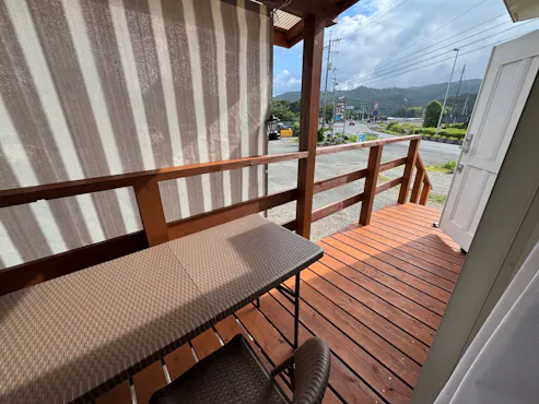 Dek kayu ini mendapat sinar matahari yang melimpah!