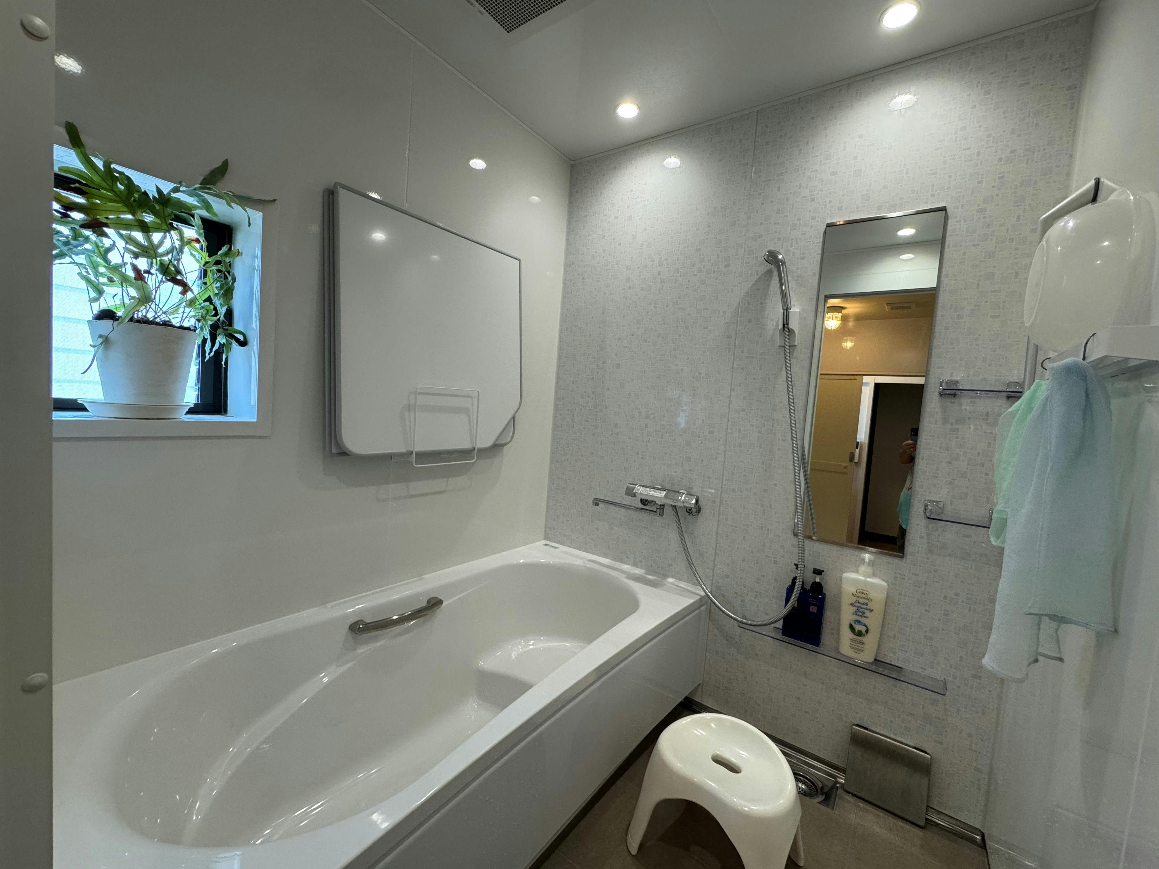 Kamar mandi di gedung utama ada 2.