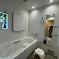 Kamar mandi di gedung utama ada 2.