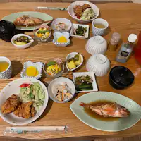 Contoh menu makan malam yang disediakan untuk tamu dengan paket makan.