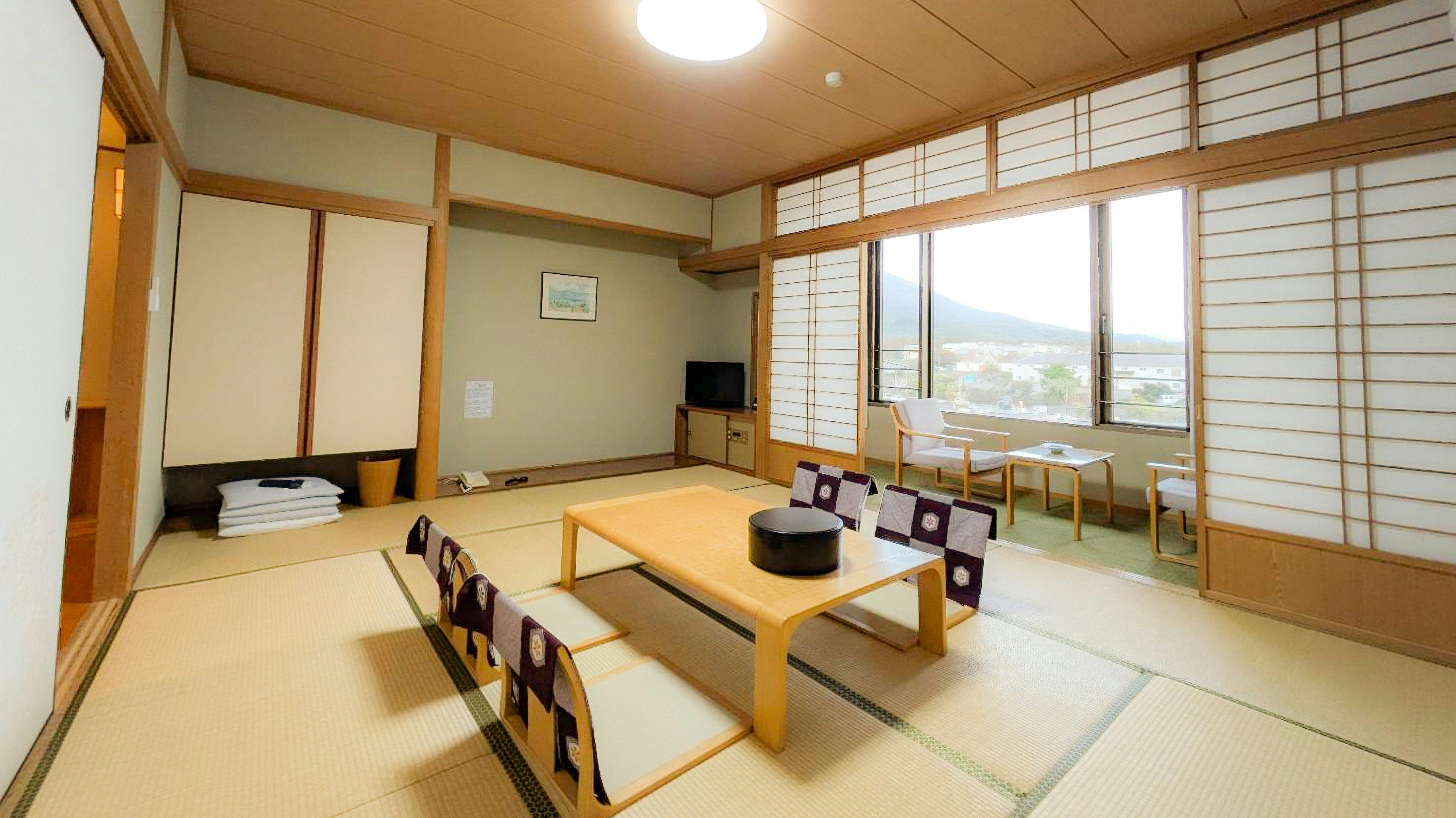ห้องพักสไตล์ญี่ปุ่น ขนาด 10 เสื่อ ทิศทางภูเขา (มีห้องน้ำ ไม่มีอ่างอาบน้ำ)