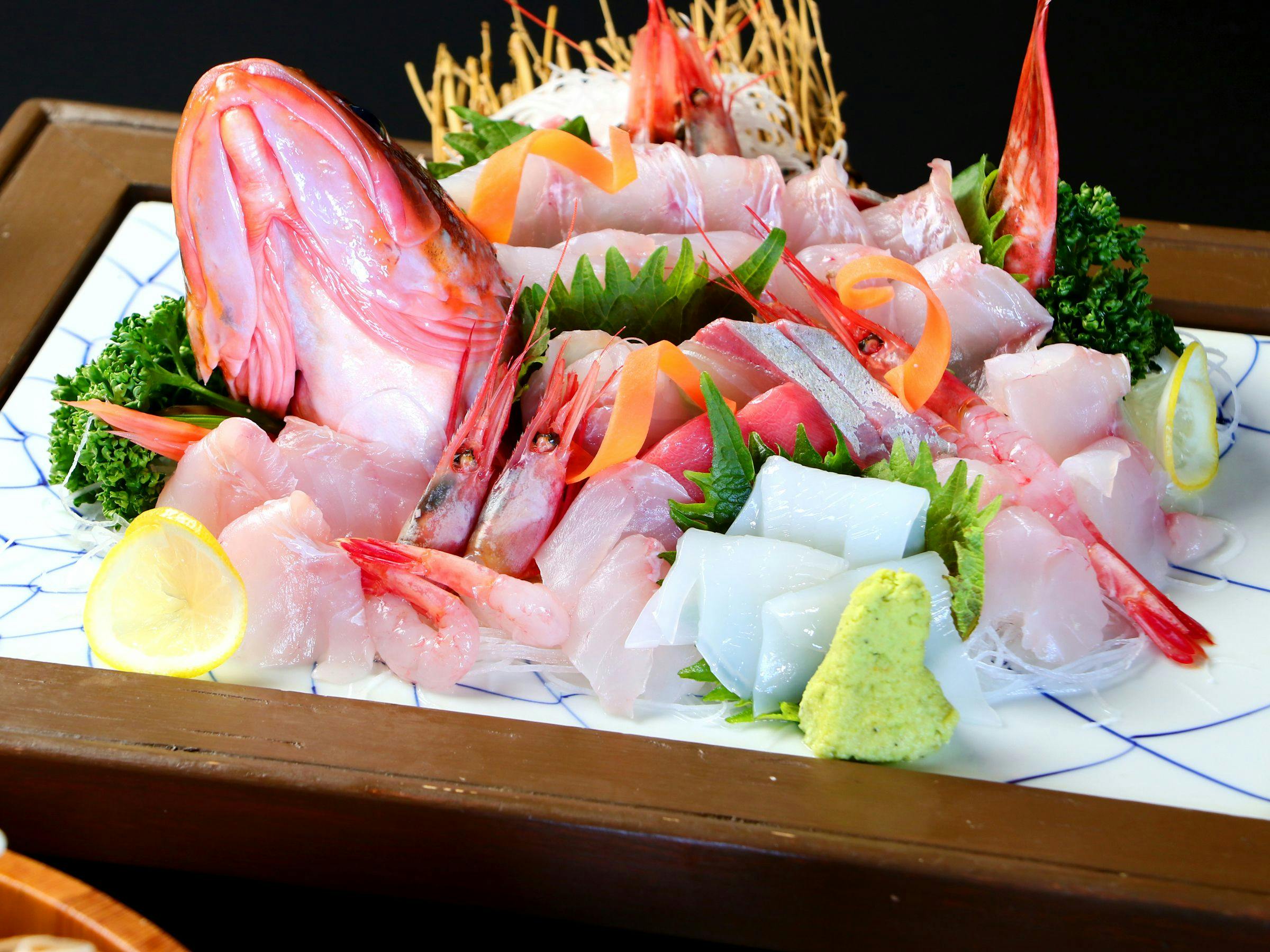 ปลาท้องถิ่นเสิร์ฟทั้งตัว