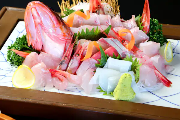 ปลาท้องถิ่นเสิร์ฟทั้งตัว