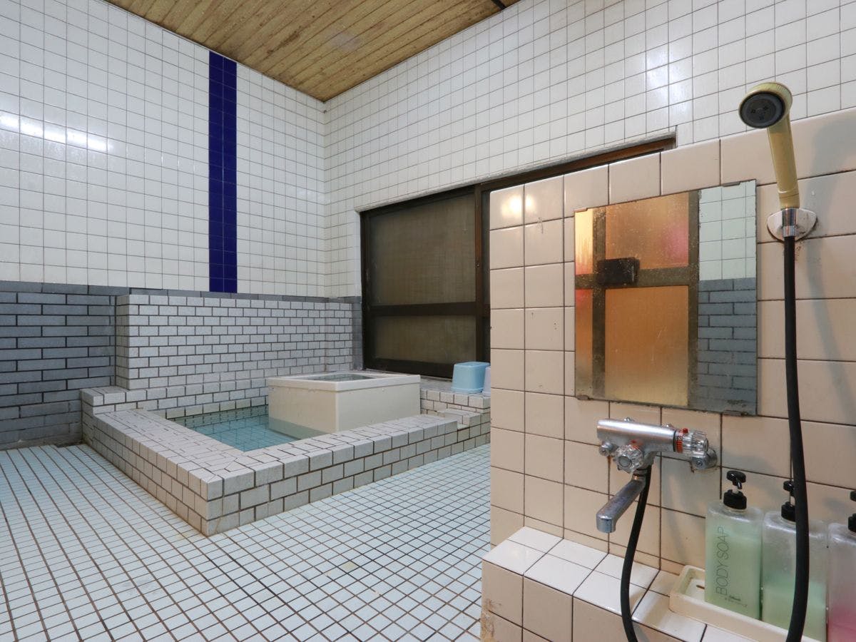 【Kolam Mandi Besar】Ruang mandi yang luas dan selesa