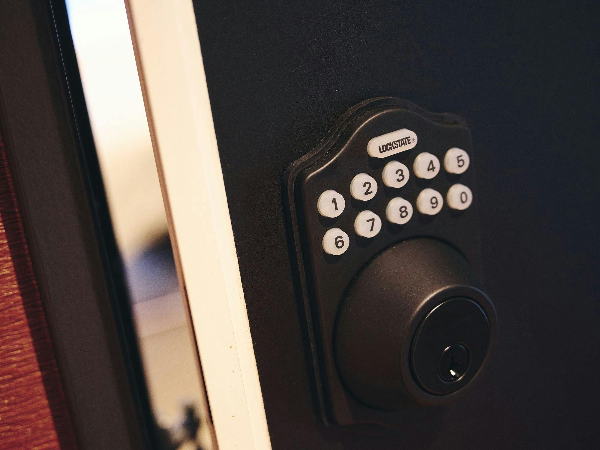 Masuk dan keluar menggunakan kunci kod.