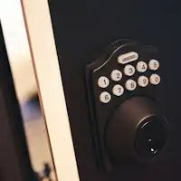 Masuk dan keluar menggunakan kunci kod.