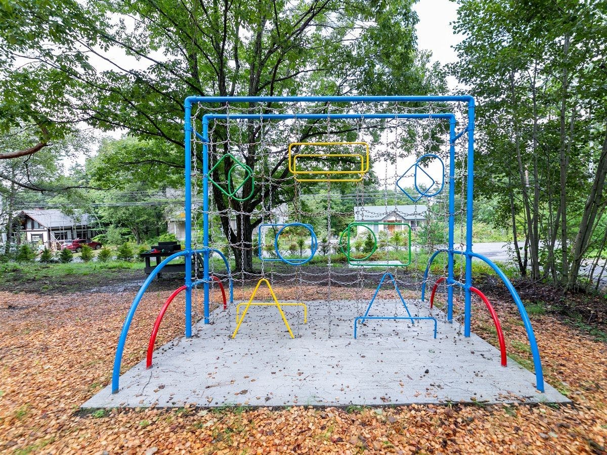 "RetoLi Forest" dikelilingi oleh pepohonan