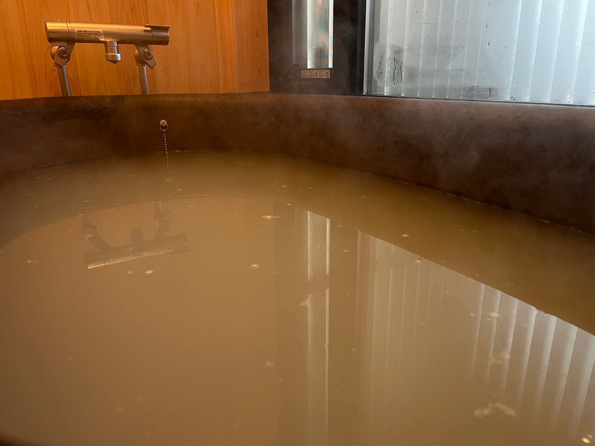 Bath ◆ Relax and unwind in our ceramic bathtub.