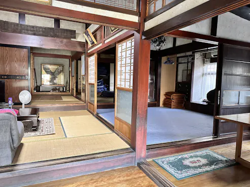 Terdapat 4 bilik gaya Jepun dengan keluasan 8 tatami.