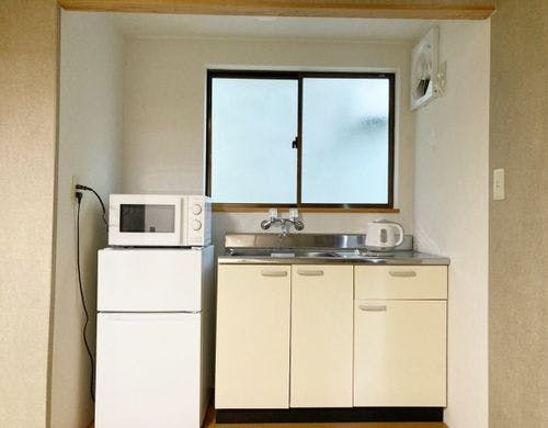 102 流し台/冷蔵庫/電子レンジ/ケトル
