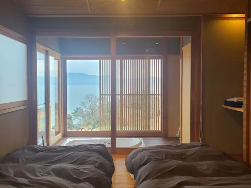 มองเห็นทะเลจากห้องนอน