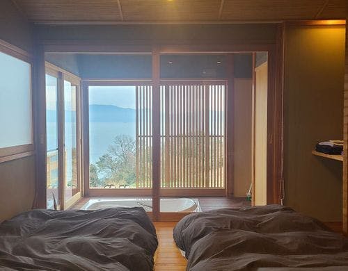 寝室から海を眺める