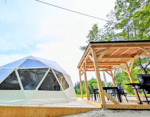 コロポックルドームの窓側外観です