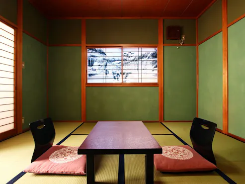 潮ของเวลา◆ที่พักโอกิทสึที่สัมผัสได้ถึงประวัติศาสตร์ผ่านบานประตูโชจิ